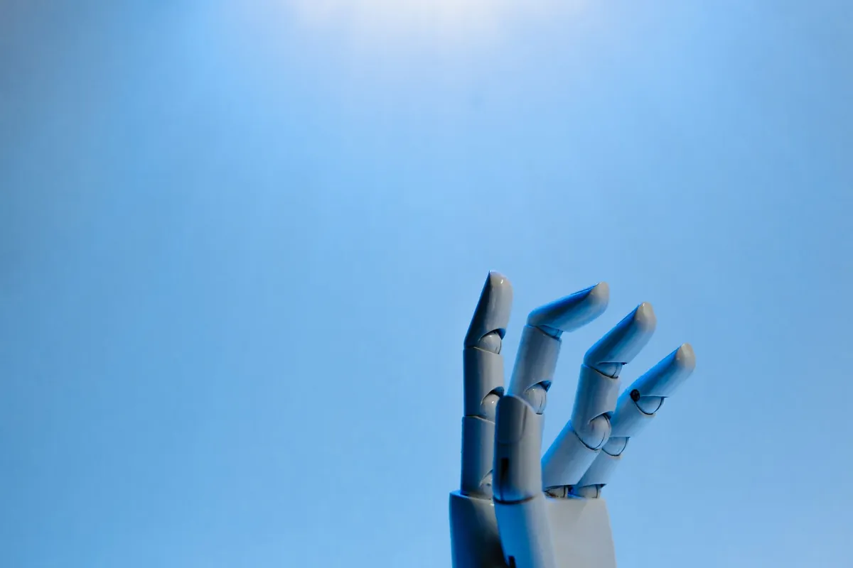 Mão humana tocando interface de inteligência artificial - agentes de IA para pequenas empresas da Poupar AI