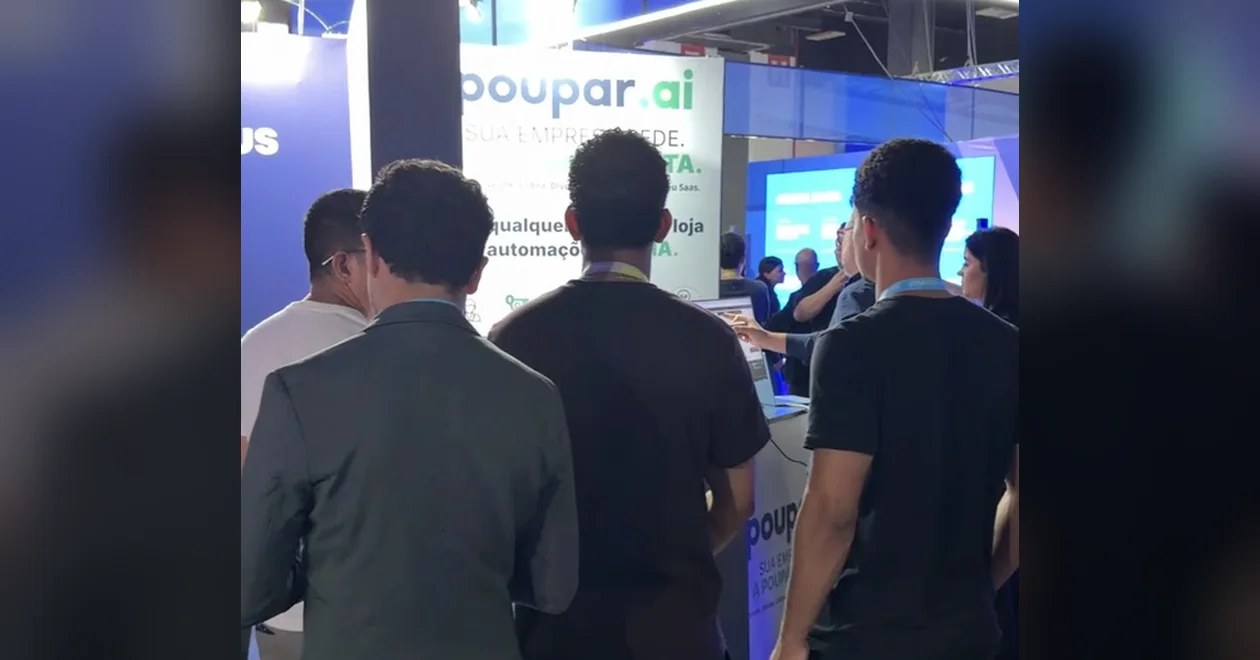 Visitantes no estande da Poupar AI no Asaas Connect 2026, acompanhando uma demonstração